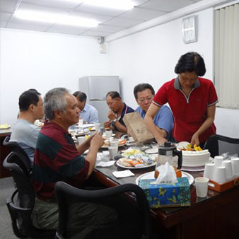 101學年總務處7-9月壽星慶生會( 12 張相片 ) 